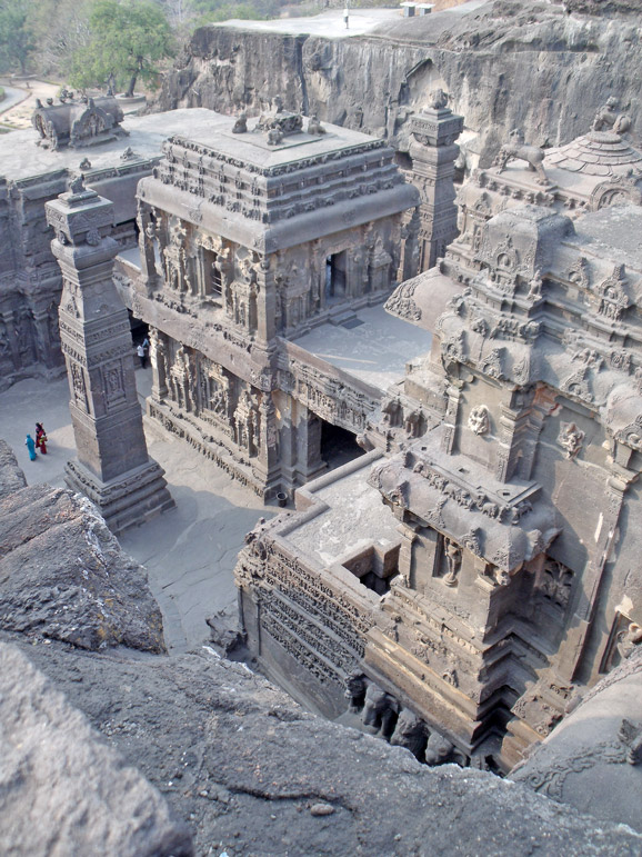 Kailasa-Tempel in Ellora, vollständig aus Fels gehauen, mit detailreichen Skulpturen und Türmen.