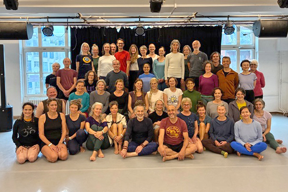 Gruppenfoto in einem Yoga-Studio